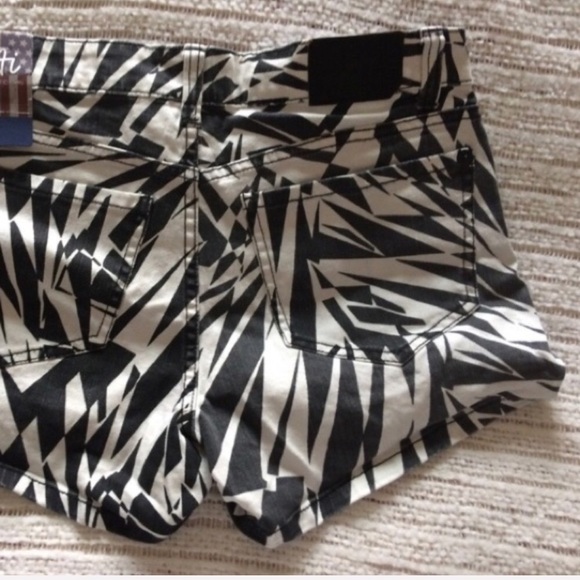 Geometric Print Five Pocket Cuffed Shorts 26 - Picture 2 of 6